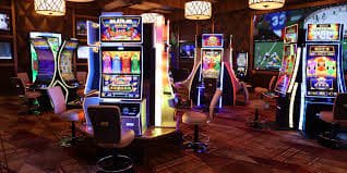 မြန်မာ Online Slot ကစားသမား မိုဘိုင်းဖုန်းဖြင့် ကစားနေသောမြင်ကွင်း